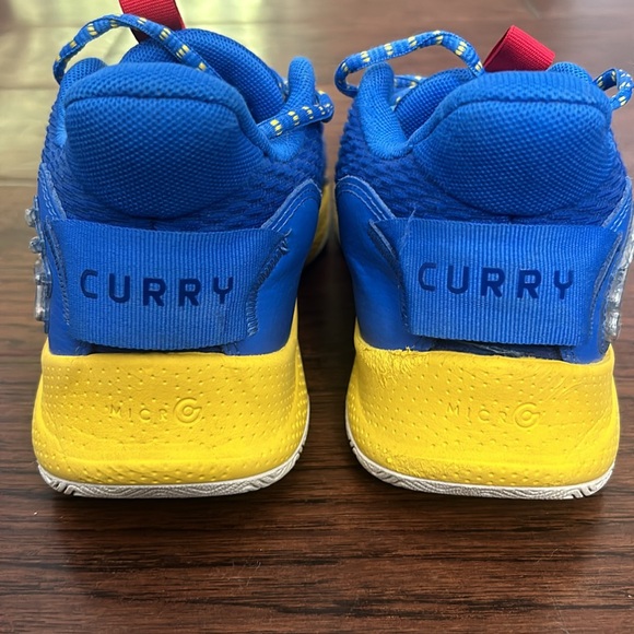 Grade School Curry 3Z7 Basketball Shoes - Picture 3 of 3